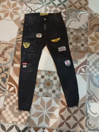 Pantalones negros MANE-KO con parches