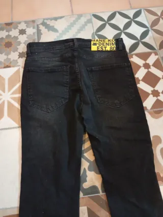 Pantalones negros MANE-KO con parches