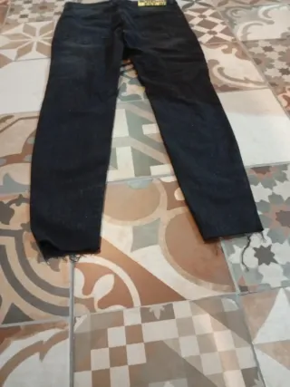 Pantalones negros MANE-KO con parches