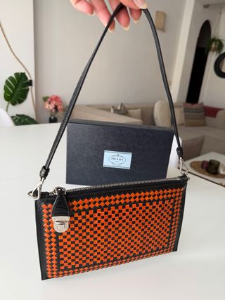 Bolso Clutch Prada chocolate y naranja