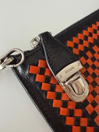 Bolso Clutch Prada chocolate y naranja