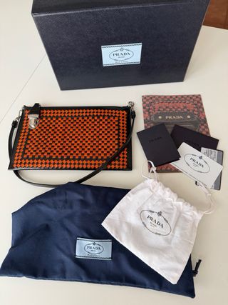 Bolso Clutch Prada chocolate y naranja