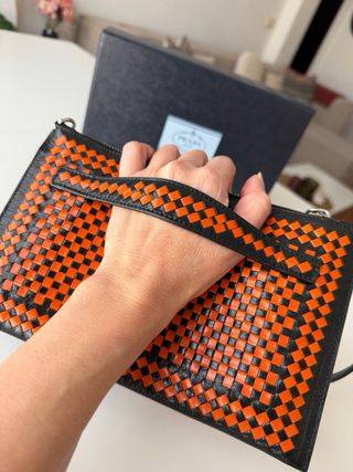 Bolso Clutch Prada chocolate y naranja