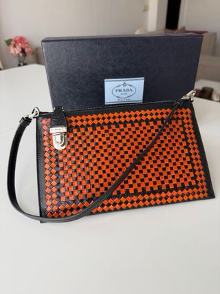 Bolso Clutch Prada chocolate y naranja