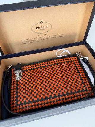 Bolso Clutch Prada chocolate y naranja