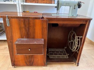 Máquina de coser Alfa Modelo 53 con mueble