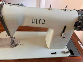 Máquina de coser Alfa Modelo 53 con mueble