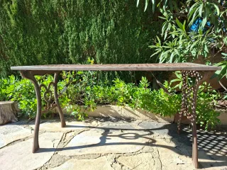 Tavolo in metallo e legno