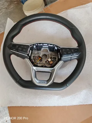 Volante FR Negro con Costuras Rojas