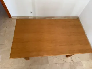Mesa de comedor de madera