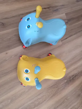 Passeggini azzurri e gialli