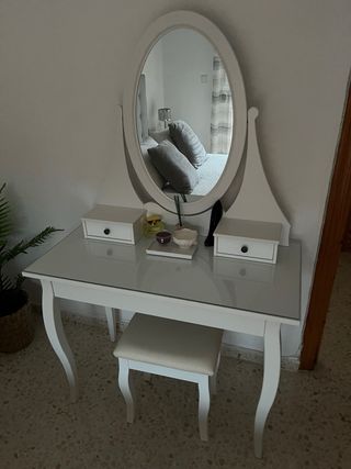 Tocador blanco con espejo y taburete