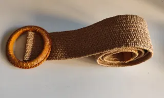 Cinturón de mujer de rafia con hebilla redonda