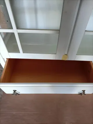 Mueble vitrina blanco con cajones