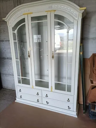 Mueble vitrina blanco con cajones