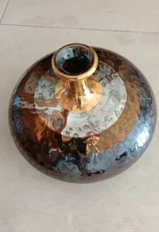 Jarrón de cerámica esmaltada multicolor y dorado