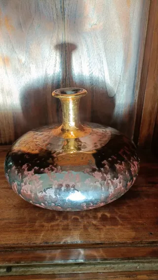 Jarrón de cerámica esmaltada multicolor y dorado