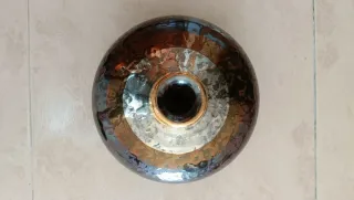 Jarrón de cerámica esmaltada multicolor y dorado