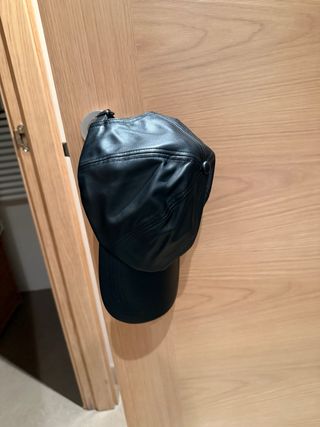 Gorra de cuero negra