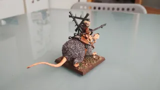 Warlord Skaven montado en rata gigante