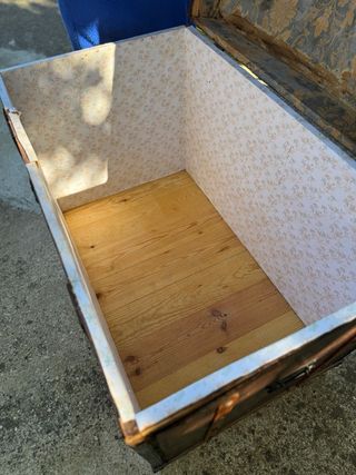 Baúl antiguo de madera y metal