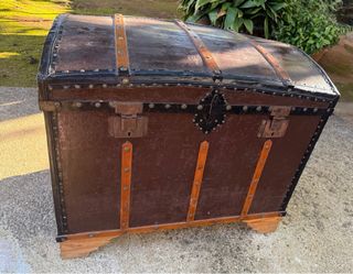 Baúl antiguo de madera y metal