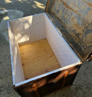 Baúl antiguo de madera y metal