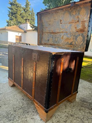 Baúl antiguo de madera y metal