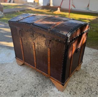 Baúl antiguo de madera y metal