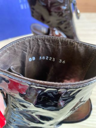 Botín Stuart Weitzman abierto