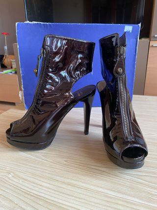 Botín Stuart Weitzman abierto