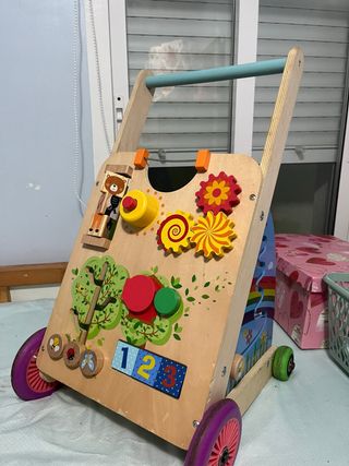 Andador infantil con juegos de madera