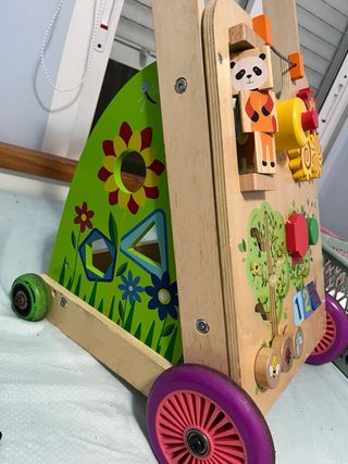 Andador infantil con juegos de madera