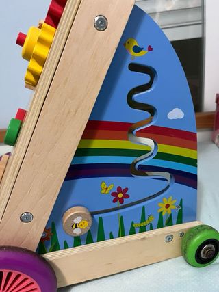 Andador infantil con juegos de madera