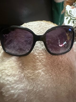 Gafas de sol Guess negras y moradas