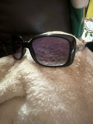 Gafas de sol Guess negras y moradas