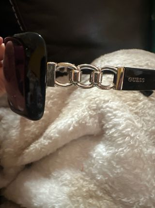 Gafas de sol Guess negras y moradas
