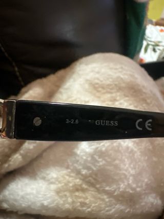 Gafas de sol Guess negras y moradas