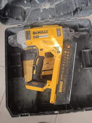 Pistola Clavadora DeWalt DCN890 18V XR Brushless