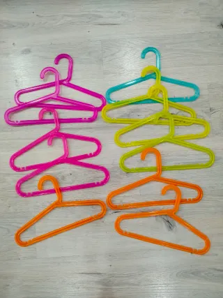 Lote 7 perchas infantiles de plástico