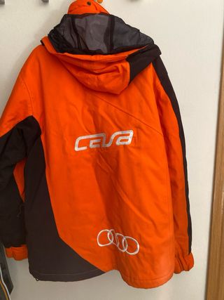 Cazadora de esquí naranja y negra