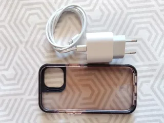 iPhone 15 + Cargador Original y Funda.  Batería 86