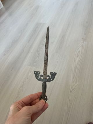 Daga antigua decorada