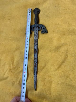 Daga antigua decorada