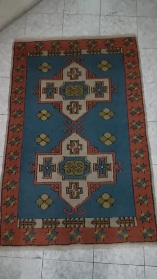 Alfombra de nudo de lana azul y roja hecha a mano