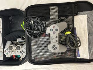 PlayStation 1, con funda y mandos