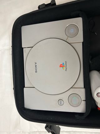 PlayStation 1, con funda y mandos