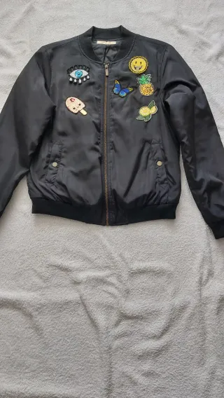 Chaqueta bomber negra con parches