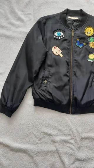 Chaqueta bomber negra con parches