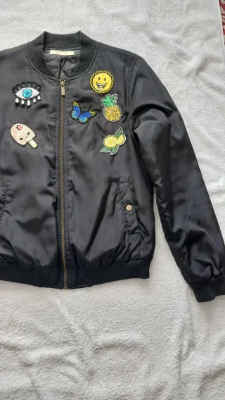 Chaqueta bomber negra con parches